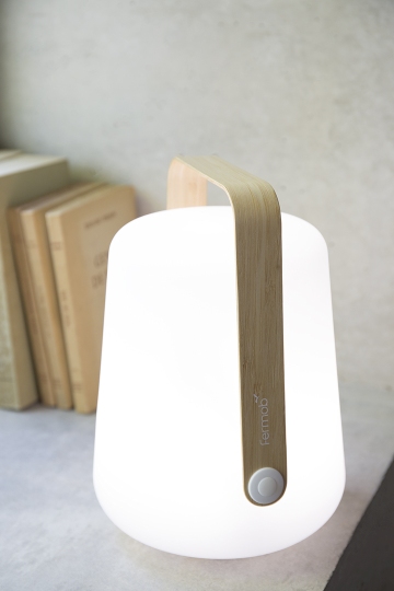 Nahaufnahme der leuchtenden Fermob Balad Tischleuchte mit Bambusgriff, moderne Lampe für Innen und Außen.