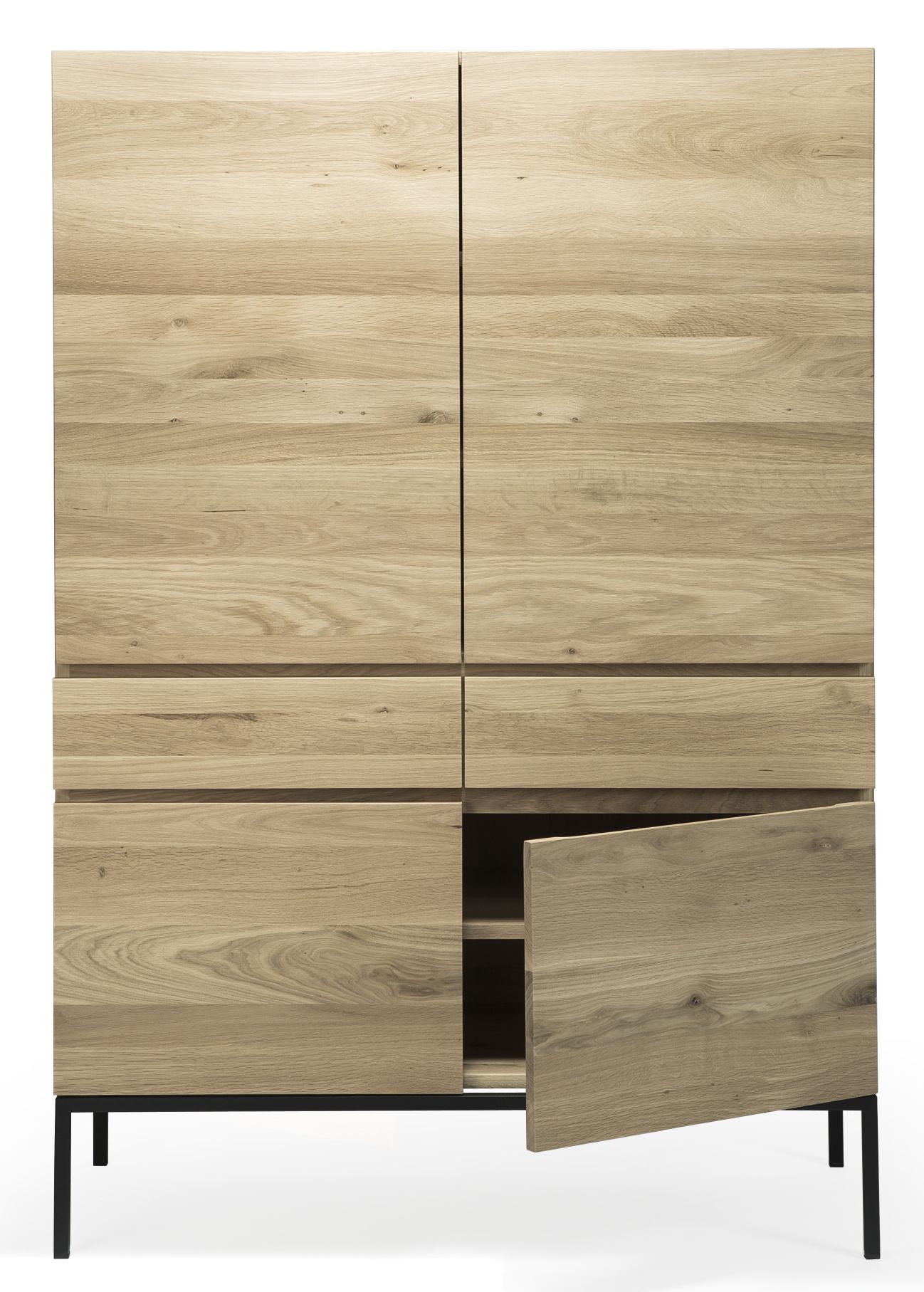 Ligna Hochschrank aus Eiche von Ethnicraft mit Türen, Schubladen und schwarzen Metallbeinen.