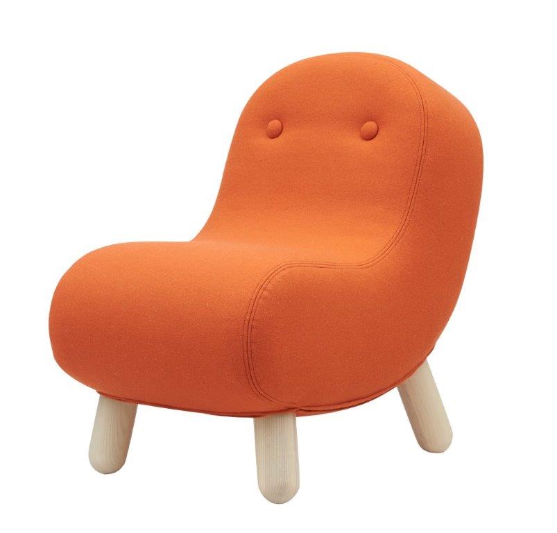 Oranger Bob Sessel Softline mit Knopfdetails und hellen Holzfüßen, moderner Design Sessel für Kinder.