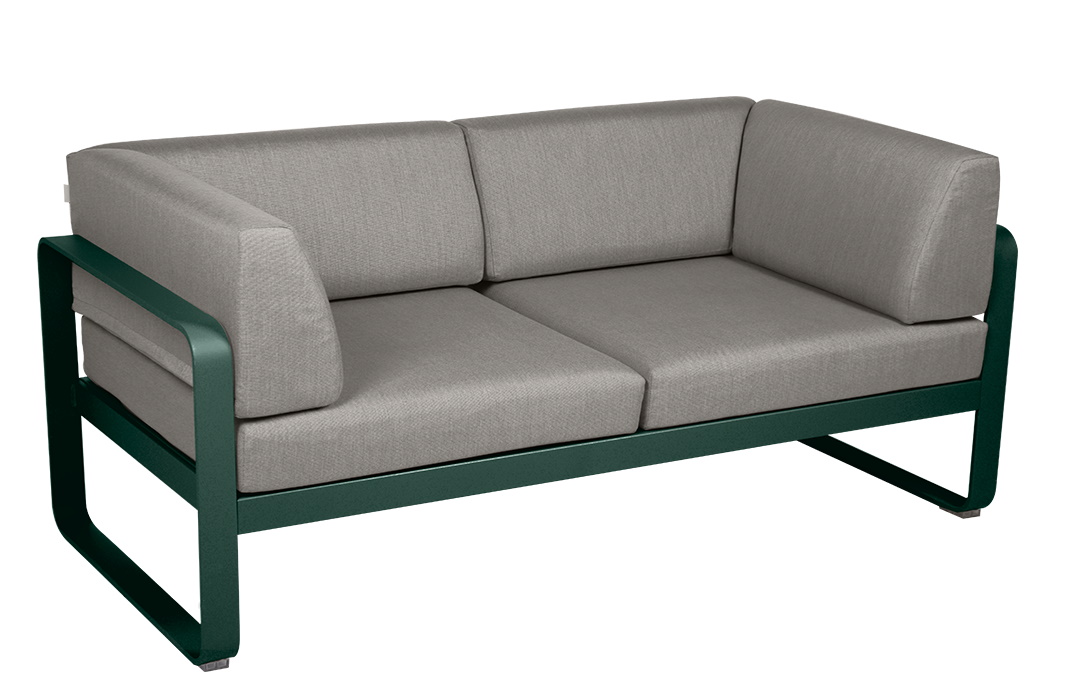 Bellevie Sofa von Fermob: Graues 2-Sitzer Outdoor Sofa mit dunkelgrünem Aluminiumrahmen für Garten und Terrasse.