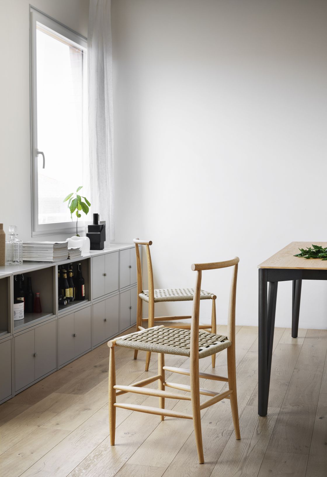 Pelleossa Stuhl von Miniforms: Holzstuhl mit geflochtener Sitzfläche im minimalistischen Esszimmer.