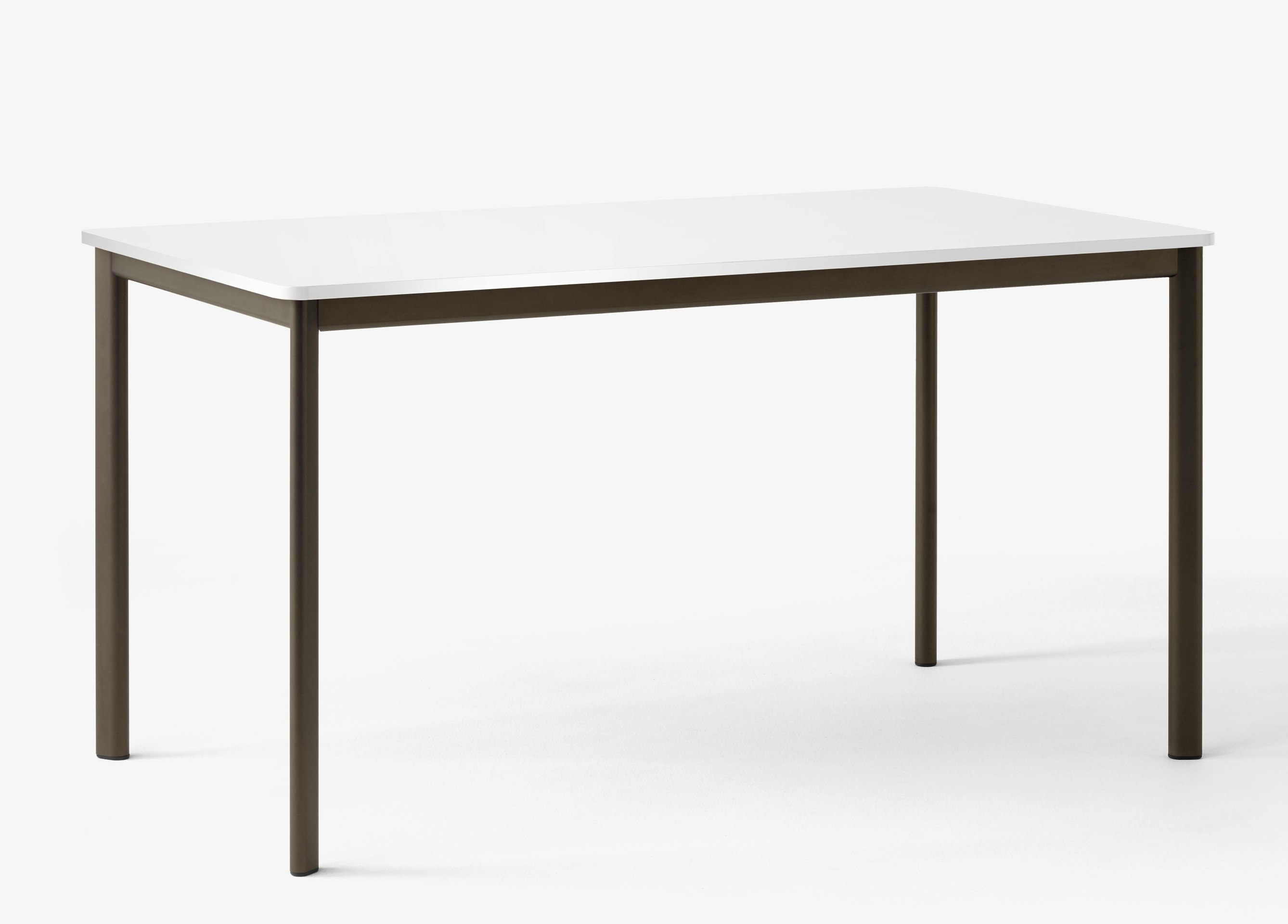 AndTradition Drip Table HW58 mit weißer Tischplatte und braunem Metallgestell vor neutralem Hintergrund.
