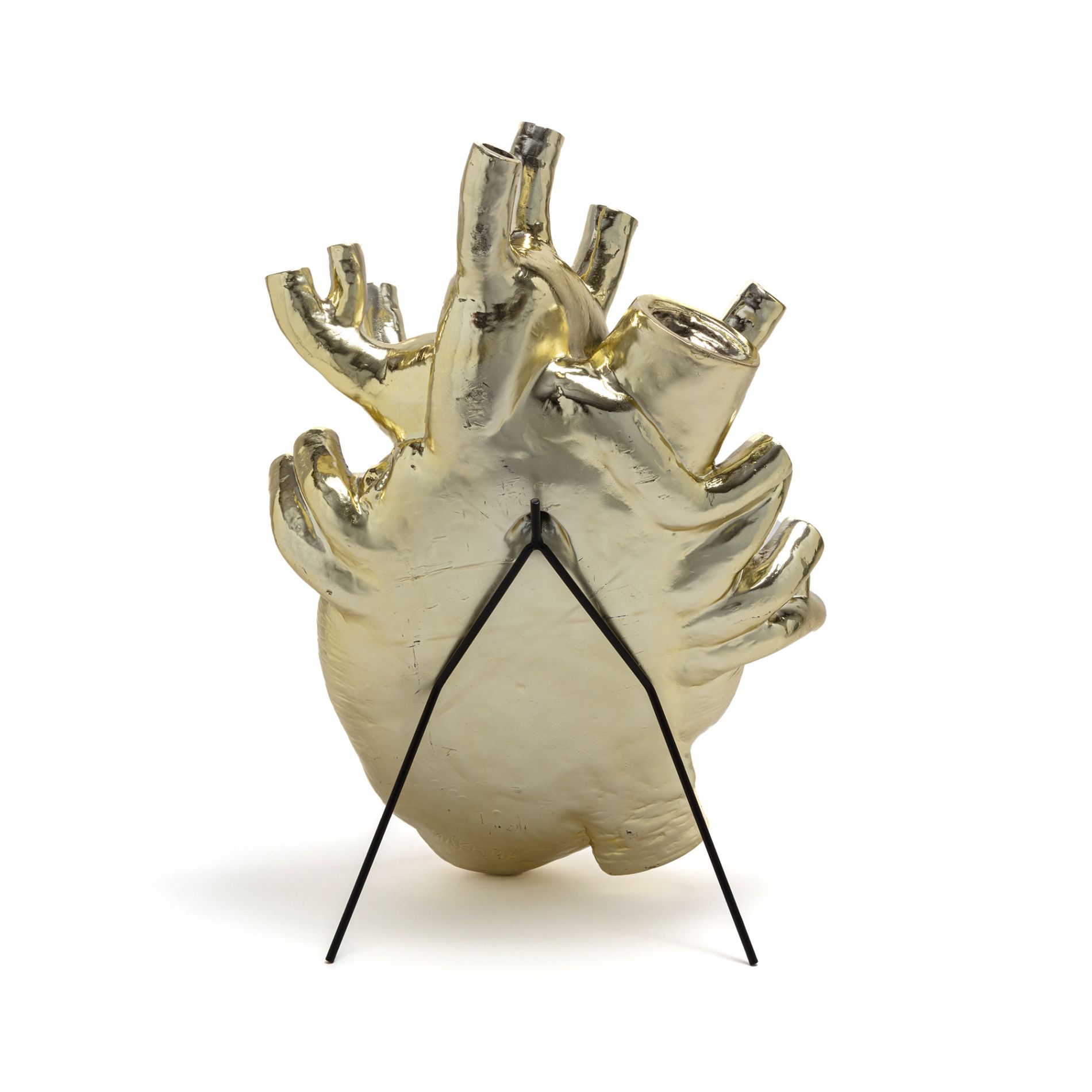 Goldene Love in Bloom Herz-Vase von Seletti auf einem schwarzen Ständer, moderne Blumenvase.