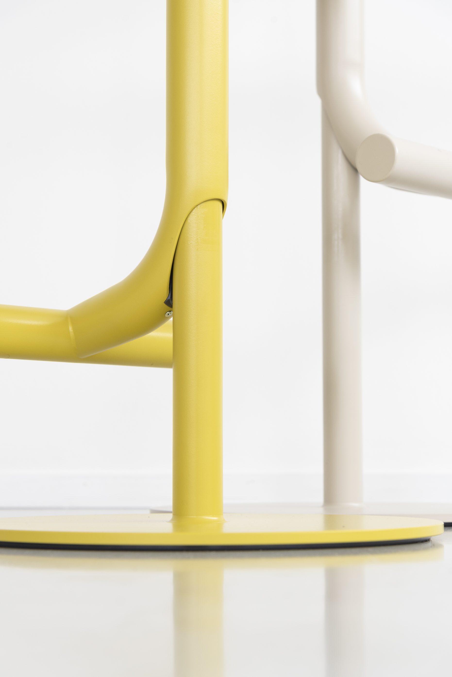 Detailaufnahme von gelbem und beigem Tibu Stool Hocker von Magis, modernes Möbeldesign für Wohnen und Büro.