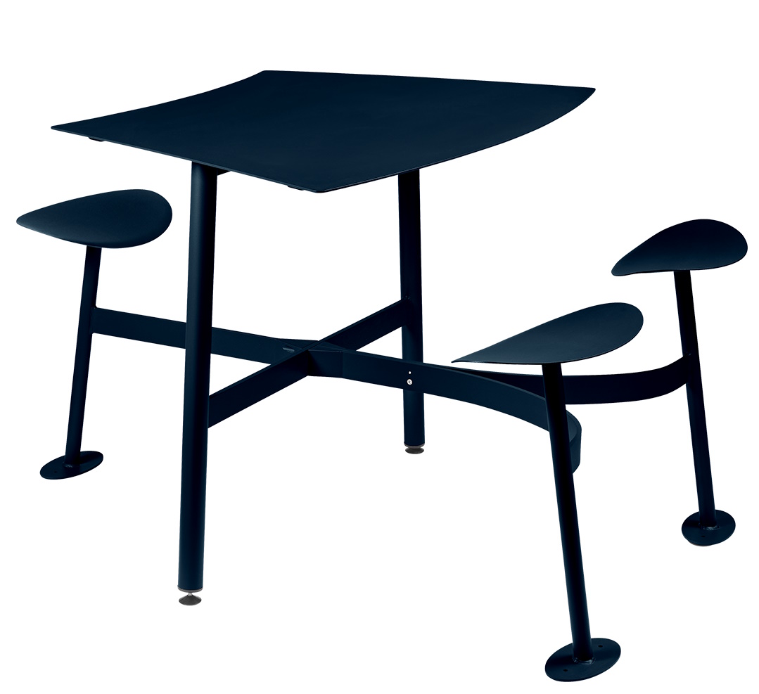 Blauer Bolder Tisch mit Sitzflächen von Fermob für den Außenbereich, ideal für drei Personen.