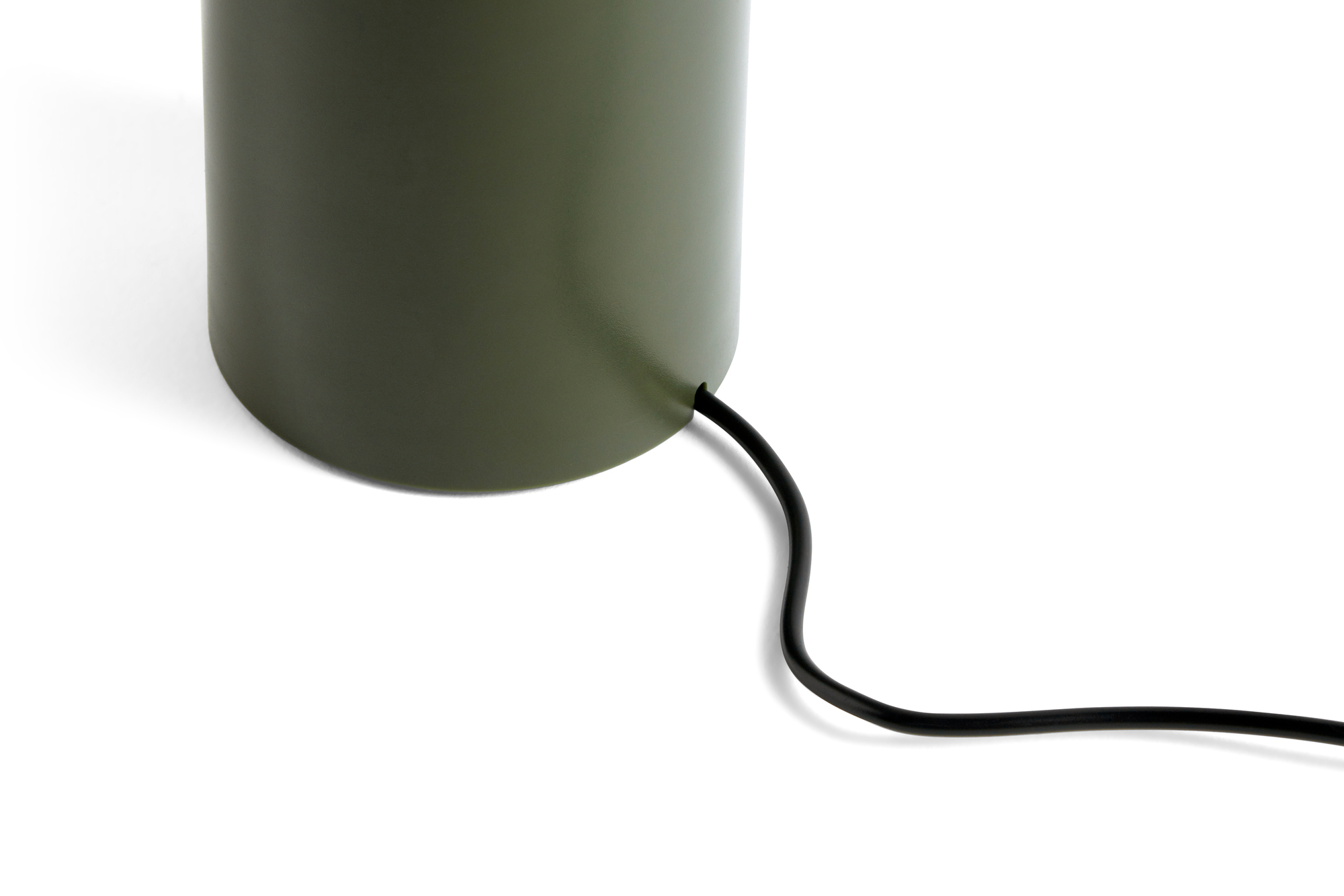 Detailaufnahme der PC Portable Akkuleuchte in Olive Hay mit schwarzem Kabel. Tischleuchte für Innen.