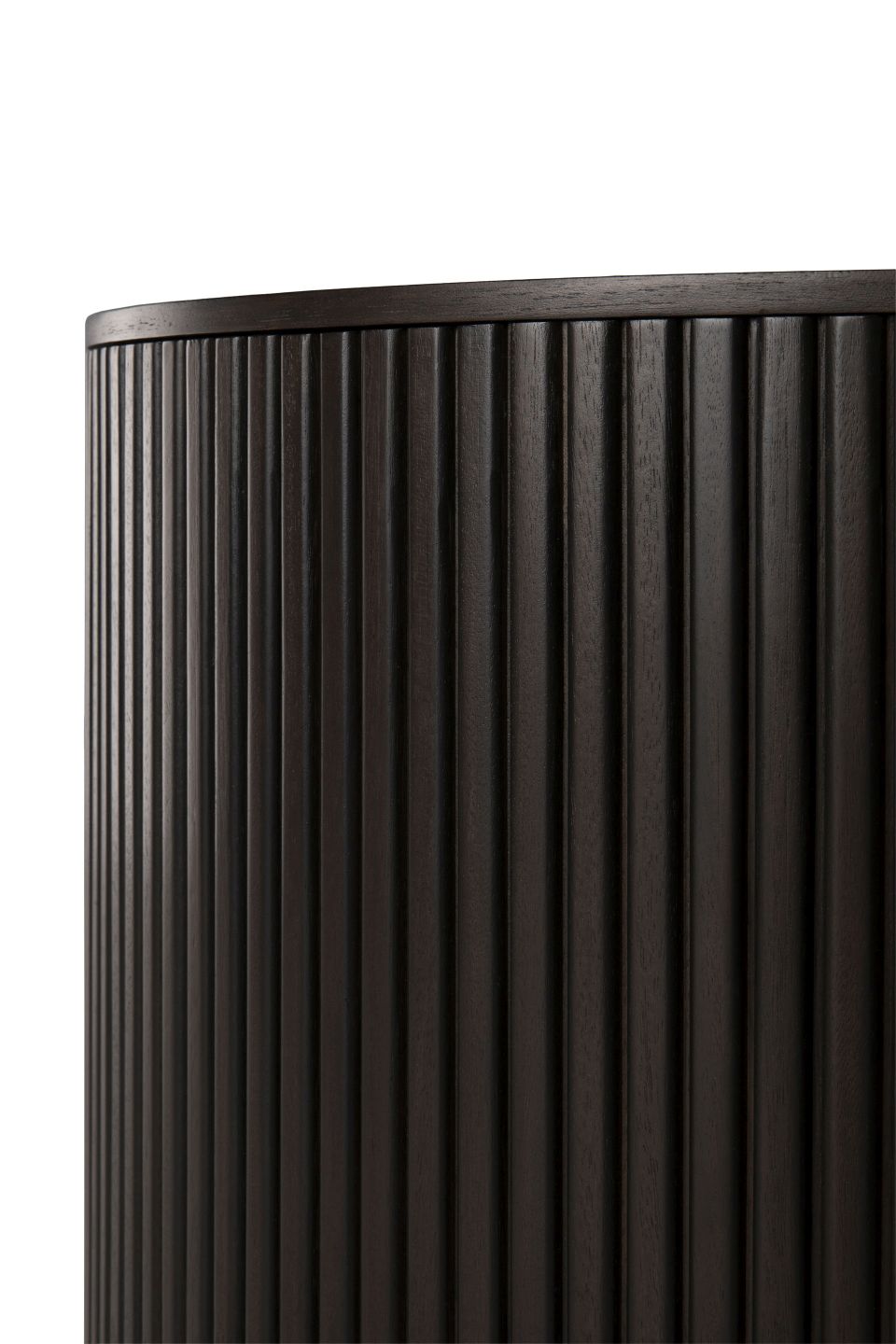 Detailaufnahme vom Ethnicraft Roller Couchtisch in Mahagoni mit geriffeltem Holzdesign.