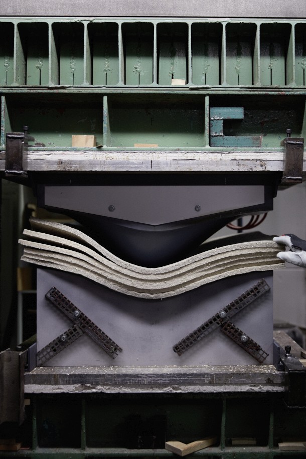 Herstellungsprozess eines Mat Chair Wood Stuhls von Normann Copenhagen in einer industriellen Holzbiegepresse.