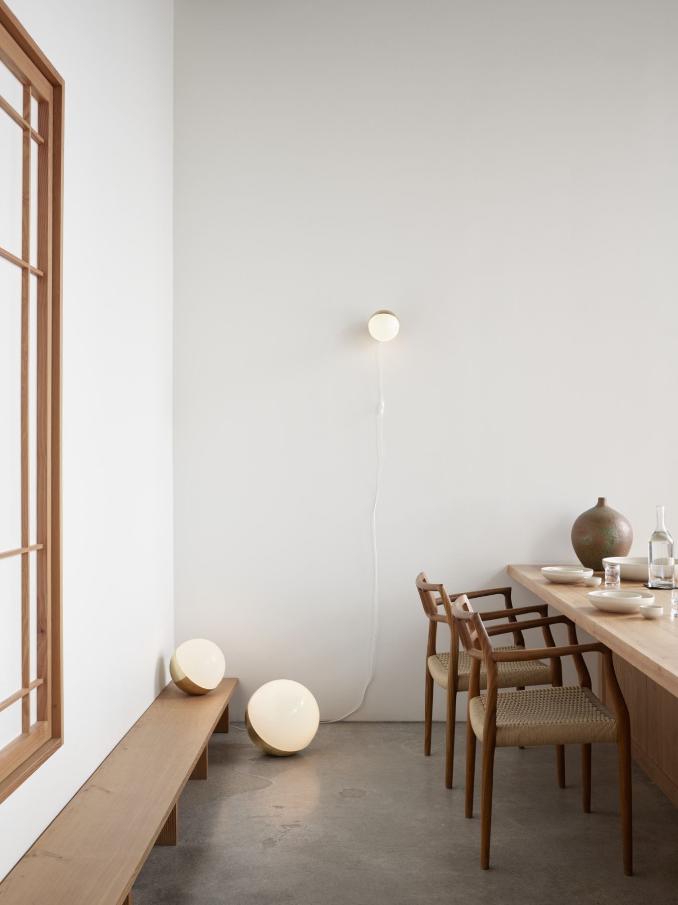 VL Studio Leuchten: Louis Poulsen Tischleuchte und Wandleuchte aus Messing im minimalistischen Esszimmer.
