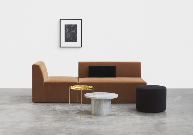 SF06 Kerman Modulsofa von e15 in Braun mit schwarzen Kissen und Beistelltischen.