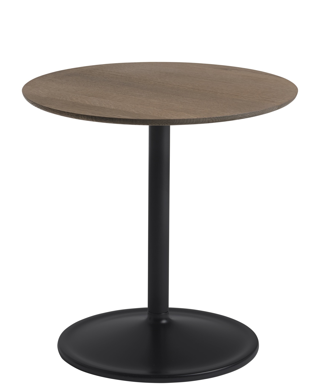 Muuto Soft Side Table Beistelltisch mit runder, brauner Tischplatte und schwarzem Fuß auf weißem Hintergrund.