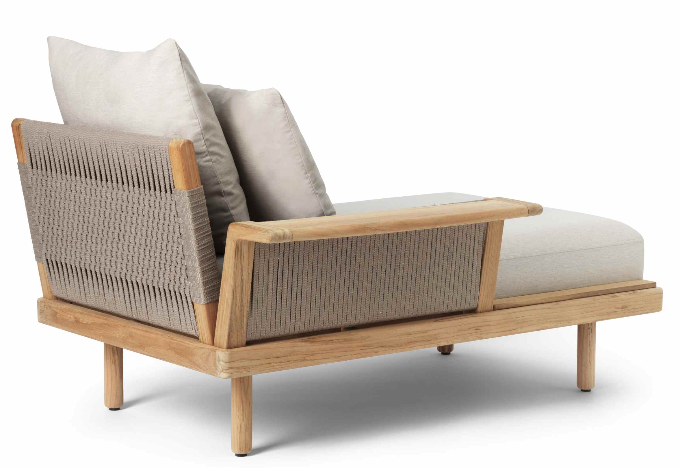 E540 Embrace Sofa Modul mit hellbraunem Textilgeflecht, Holzrahmen und Kissen für den Außenbereich.