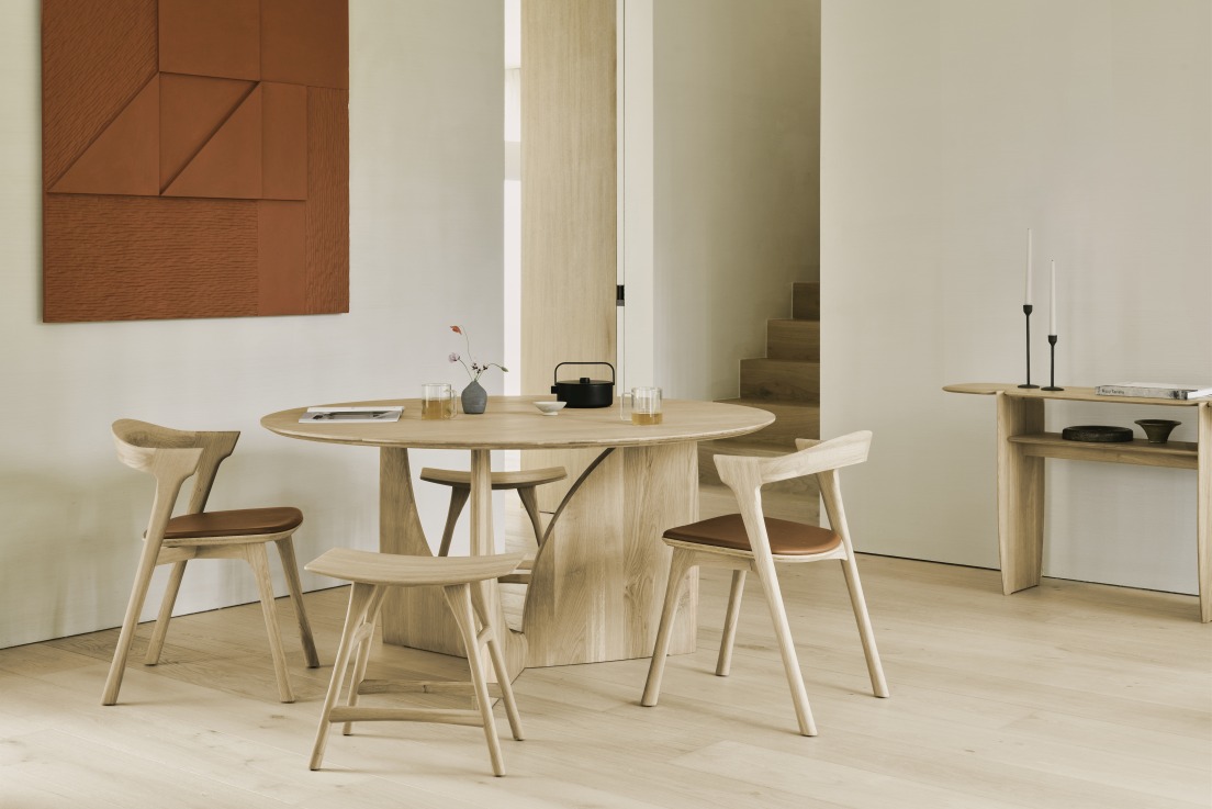 Ethnicraft Geometric Dining Table aus Holz mit Stühlen in modernem Esszimmer.