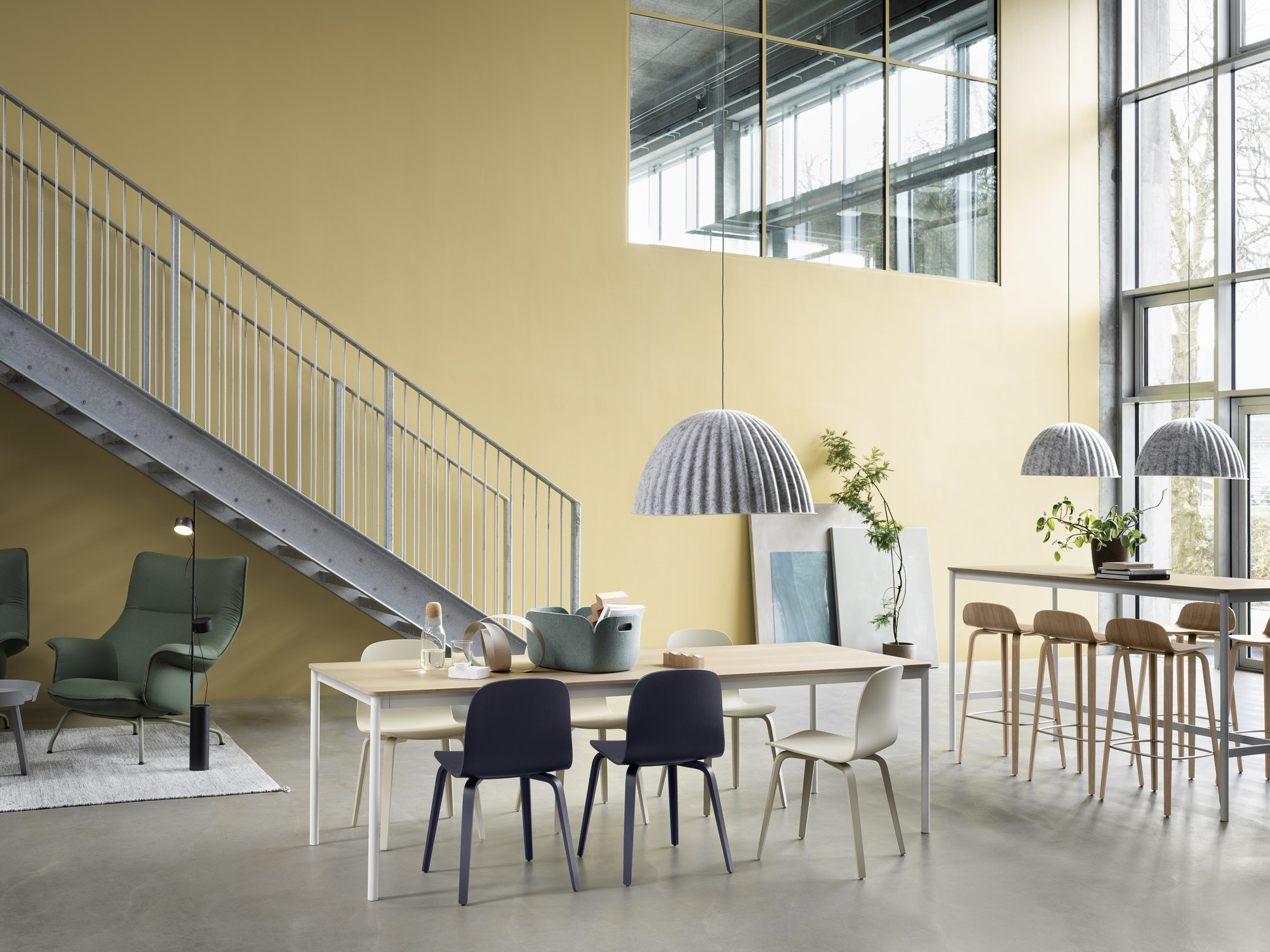 Helle, moderne Büroeinrichtung mit Esstisch, Stühlen, Barhockern und Muuto Post Floor Lamp Stehleuchte.