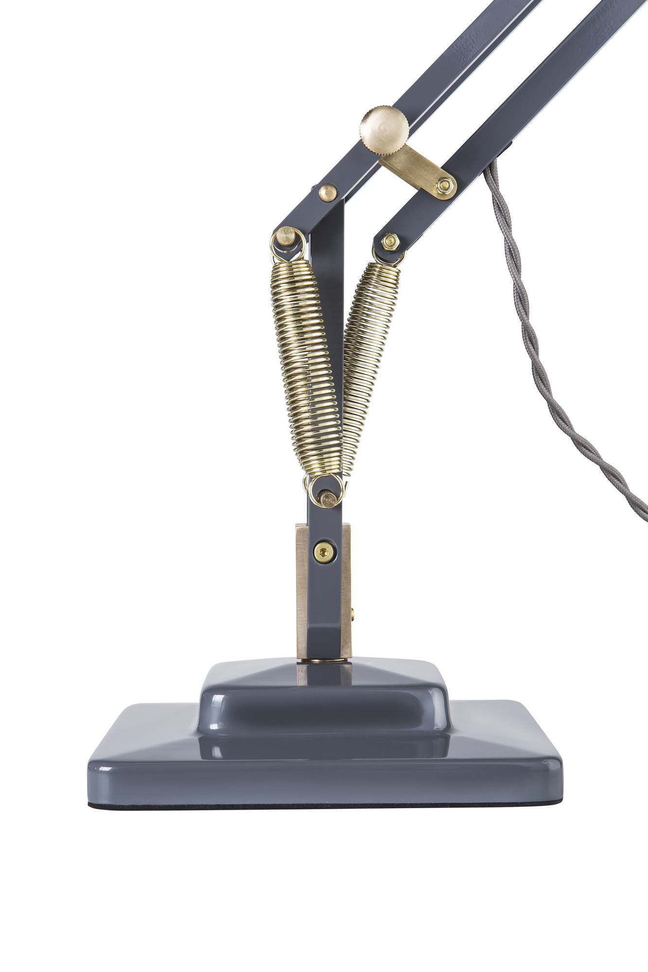 Detailaufnahme der Original 1227 Anglepoise Tischleuchte in Messing, die ikonisches Design und hochwertige Materialien vereint.
