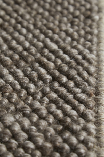Detailaufnahme des Tact Rug Teppichs von Woud, ein hochwertiger Wollteppich in Grau.