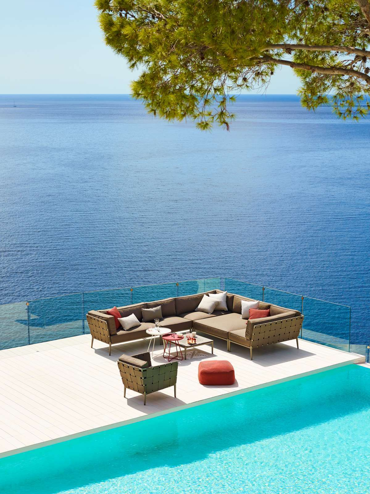 Conic Outdoor Sofa von Cane-Line in Grau, 2-Sitzer Modulsofa links, mit Meerblick.