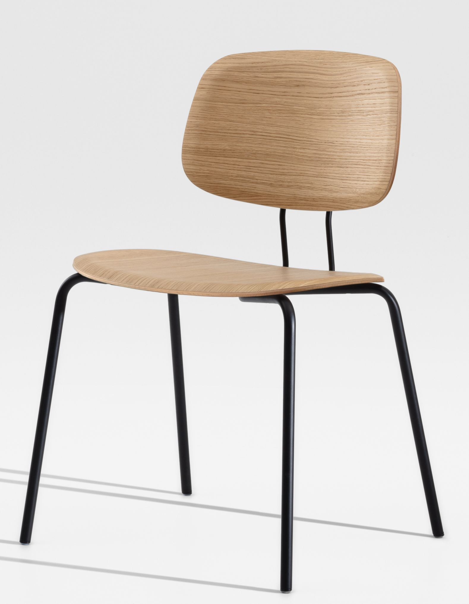 Okito Ply Dining Chair: Holzstuhl mit schwarzem Metallgestell für Esszimmer und Küche.