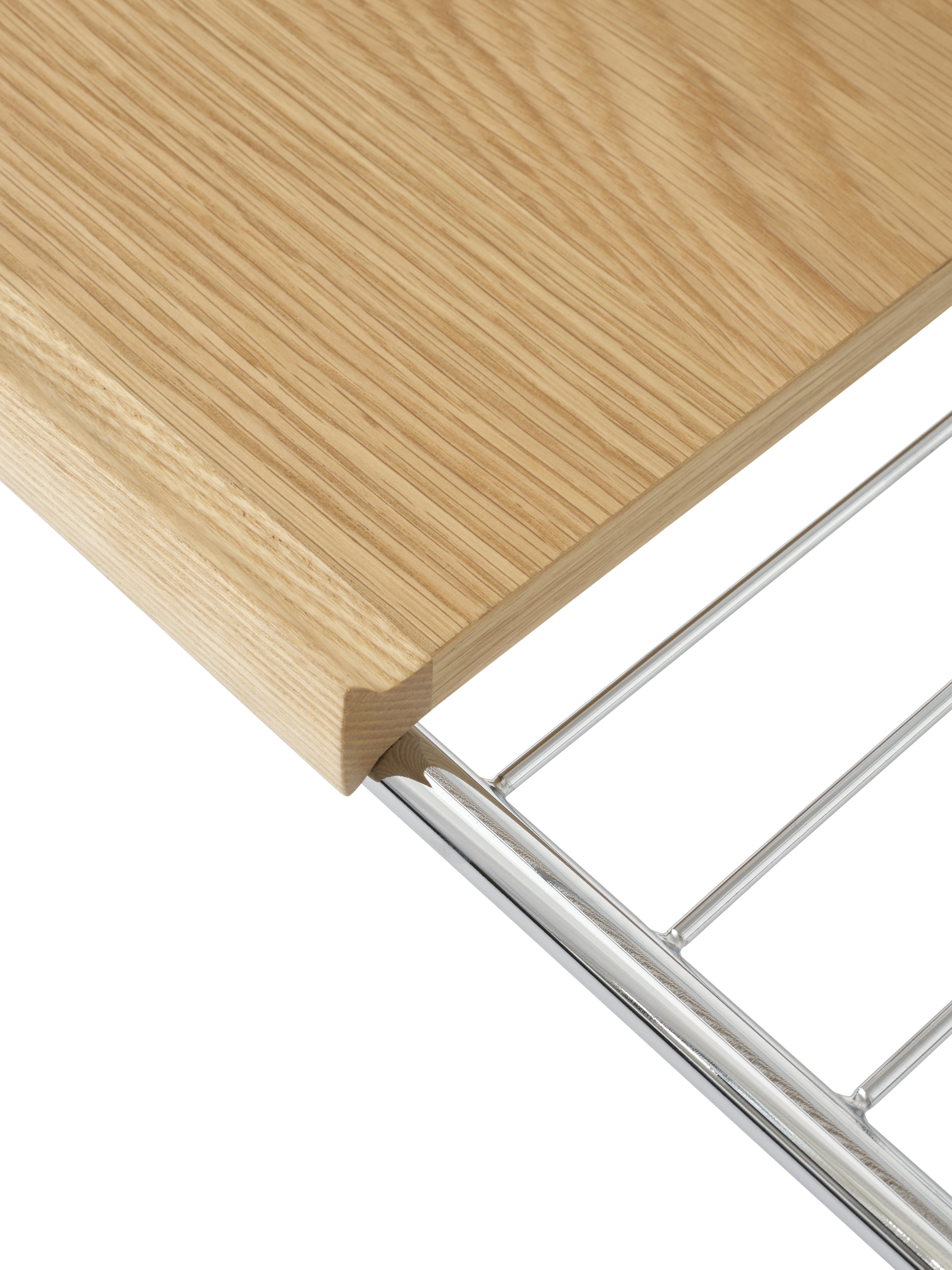Detailaufnahme des AndTradition Alima NDS1 Rollwagens mit heller Holzplatte und verchromtem Metallgestell.