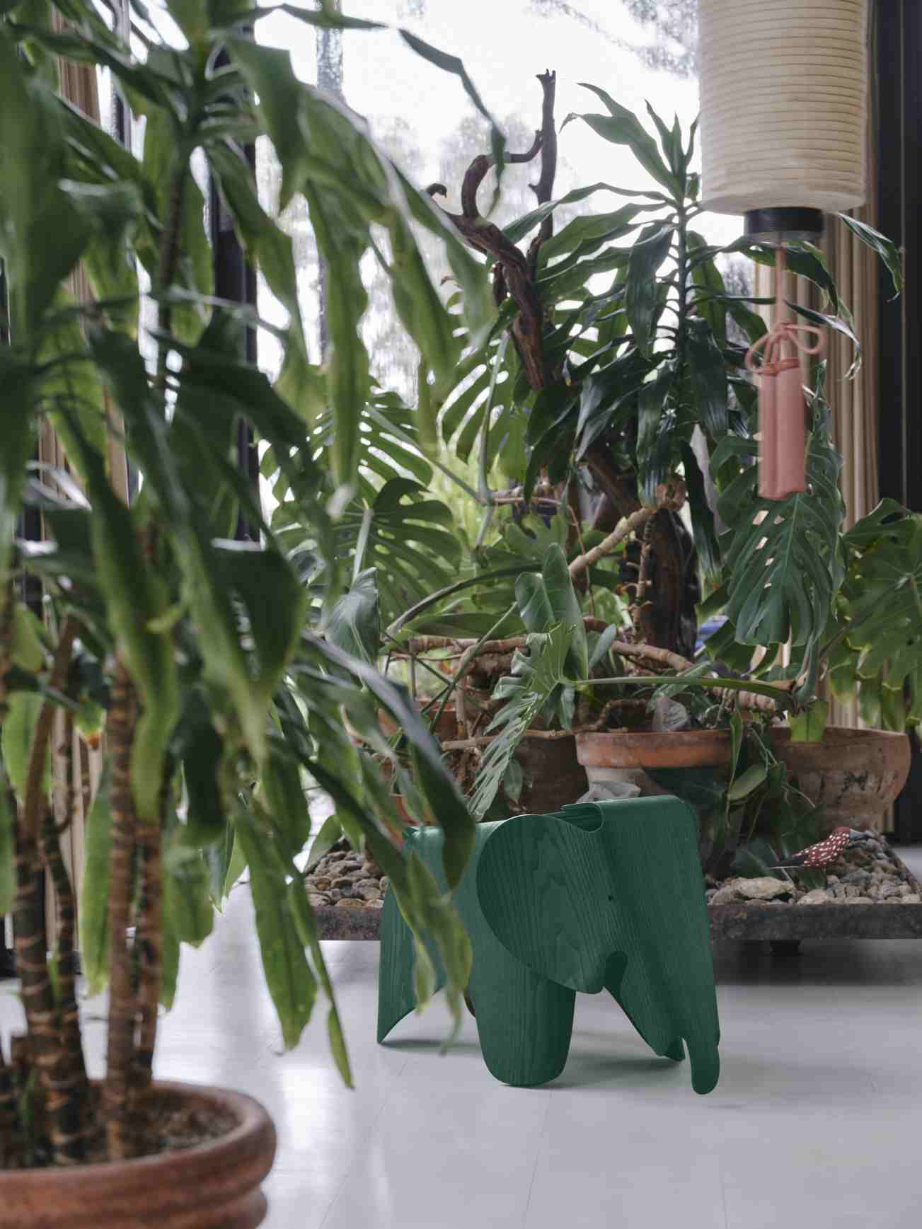 Dunkelgrüner Eames Elephant Hocker von Vitra, Limited Edition, Einzelstück, Holz, modernes Design, Kinderzimmer Dekoration.