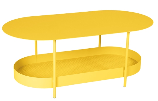 Gelber Salsa Outdoor Tisch von Fermob, oval, mit Ablagefläche, ideal für Garten und Terrasse.