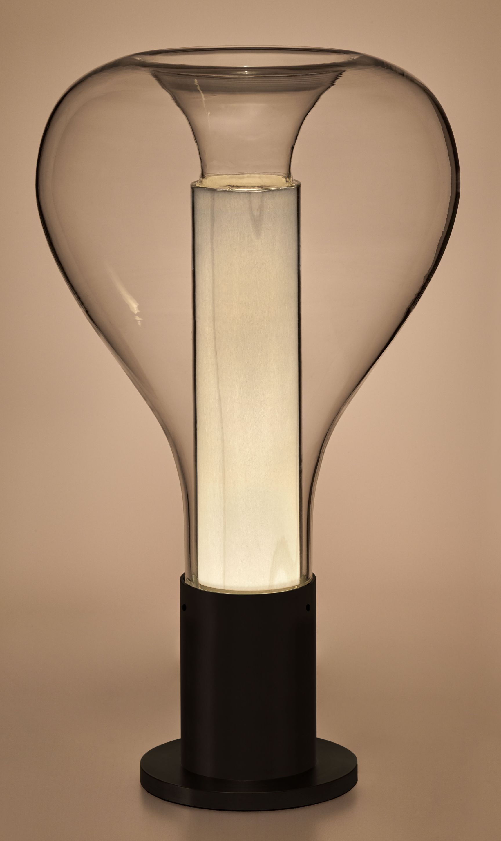 Eris Tischleuchte von LZF Lamps: Moderne Designleuchte mit transparentem Schirm und warmem Licht.