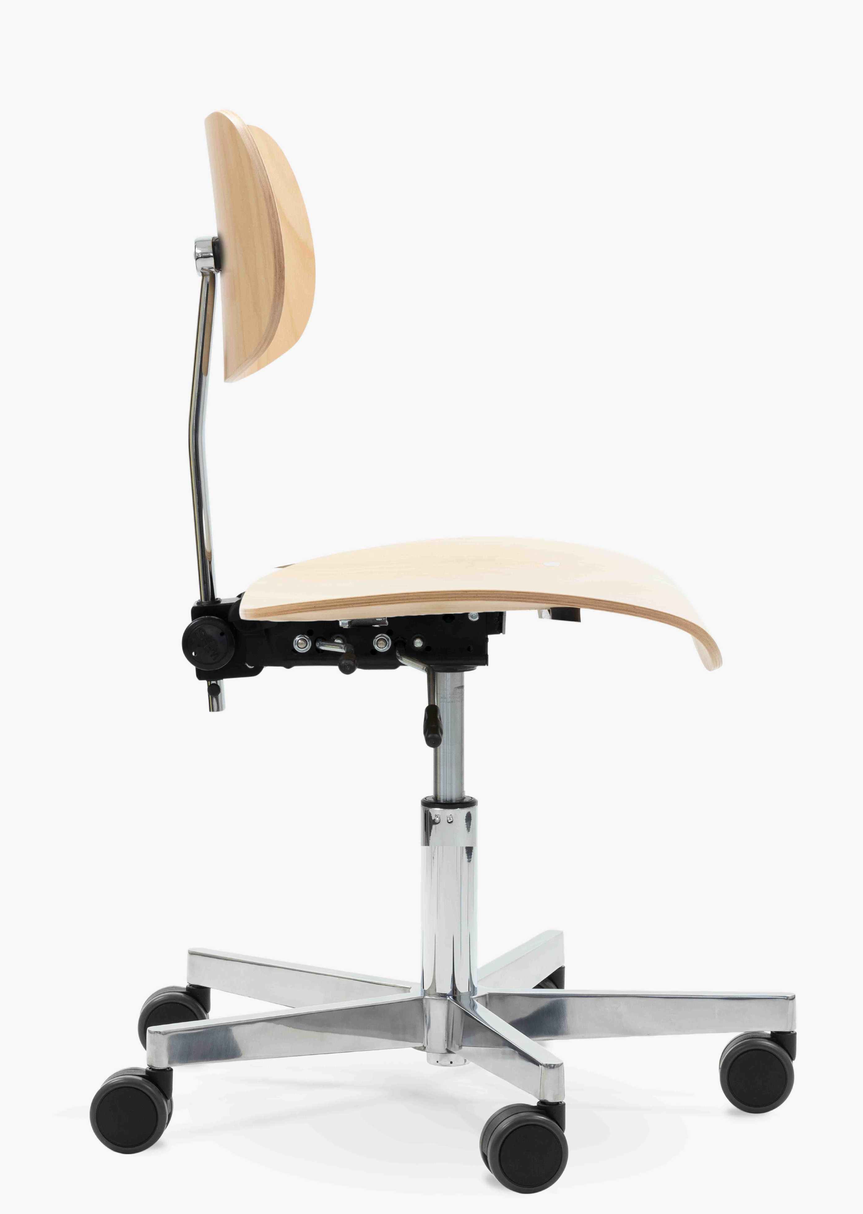 S 197 R20 Drehstuhl von Wilde+Spieth, ergonomischer Bürostuhl mit Rollen und verstellbarer Rückenlehne aus Buchenholz.