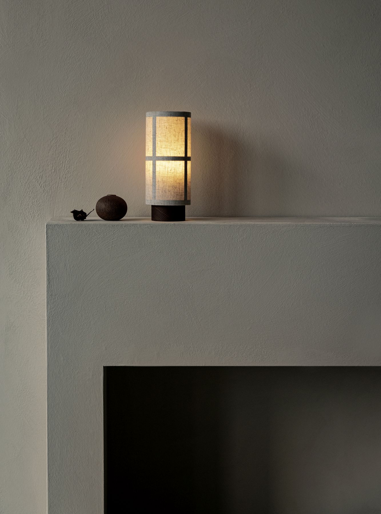 Nahaufnahme der Hashira Akkuleuchte von Audo Copenhagen, eine moderne Tischleuchte mit Stoffschirm.