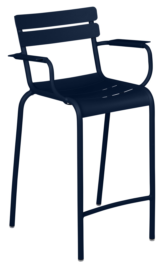 Blauer Luxembourg Barstool Barhocker von Fermob für den Außenbereich, mit Armlehnen und Fußstütze.
