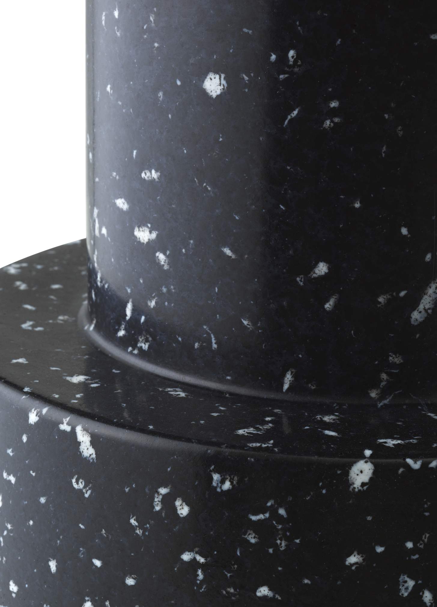 Detailaufnahme des schwarzen Bit Stool Hockers von Normann Copenhagen mit weißen Sprenkeln, ideal als Beistelltisch.