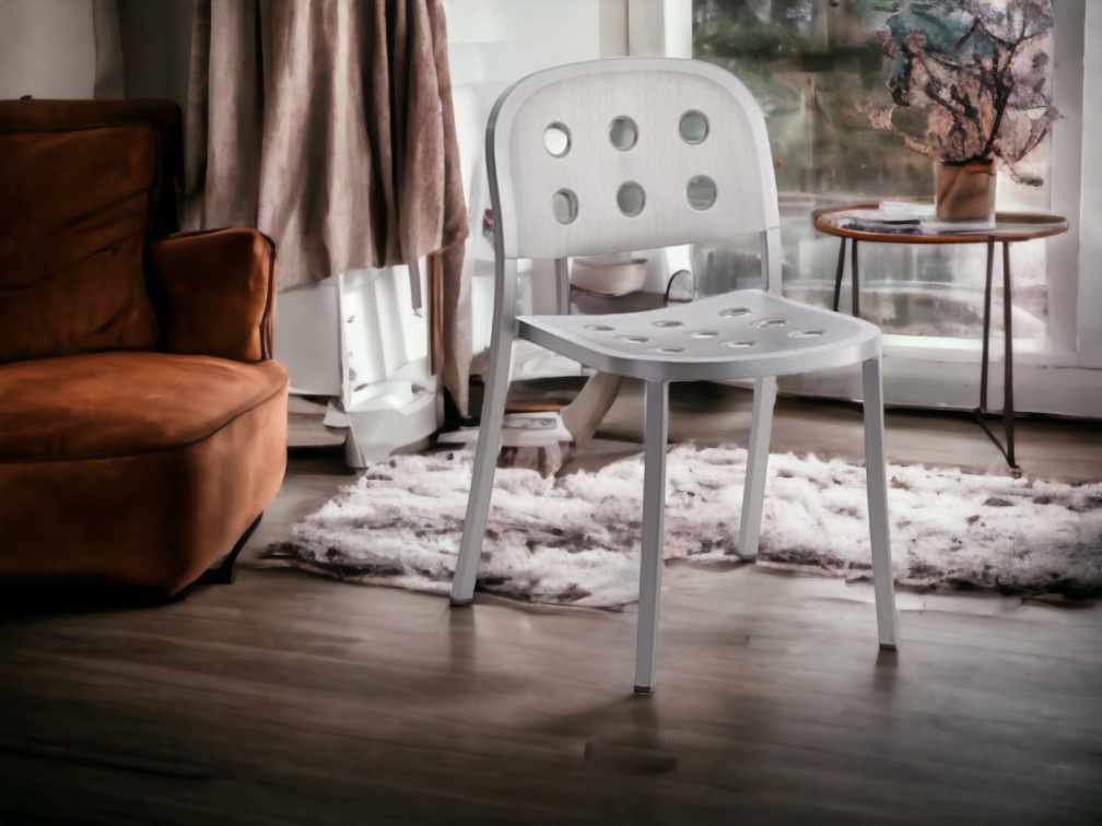 Moderner, stapelbarer Aluminium Stuhl von Emeco, Modell 1 Inch, mit runder Rückenlehne und Sitzfläche.