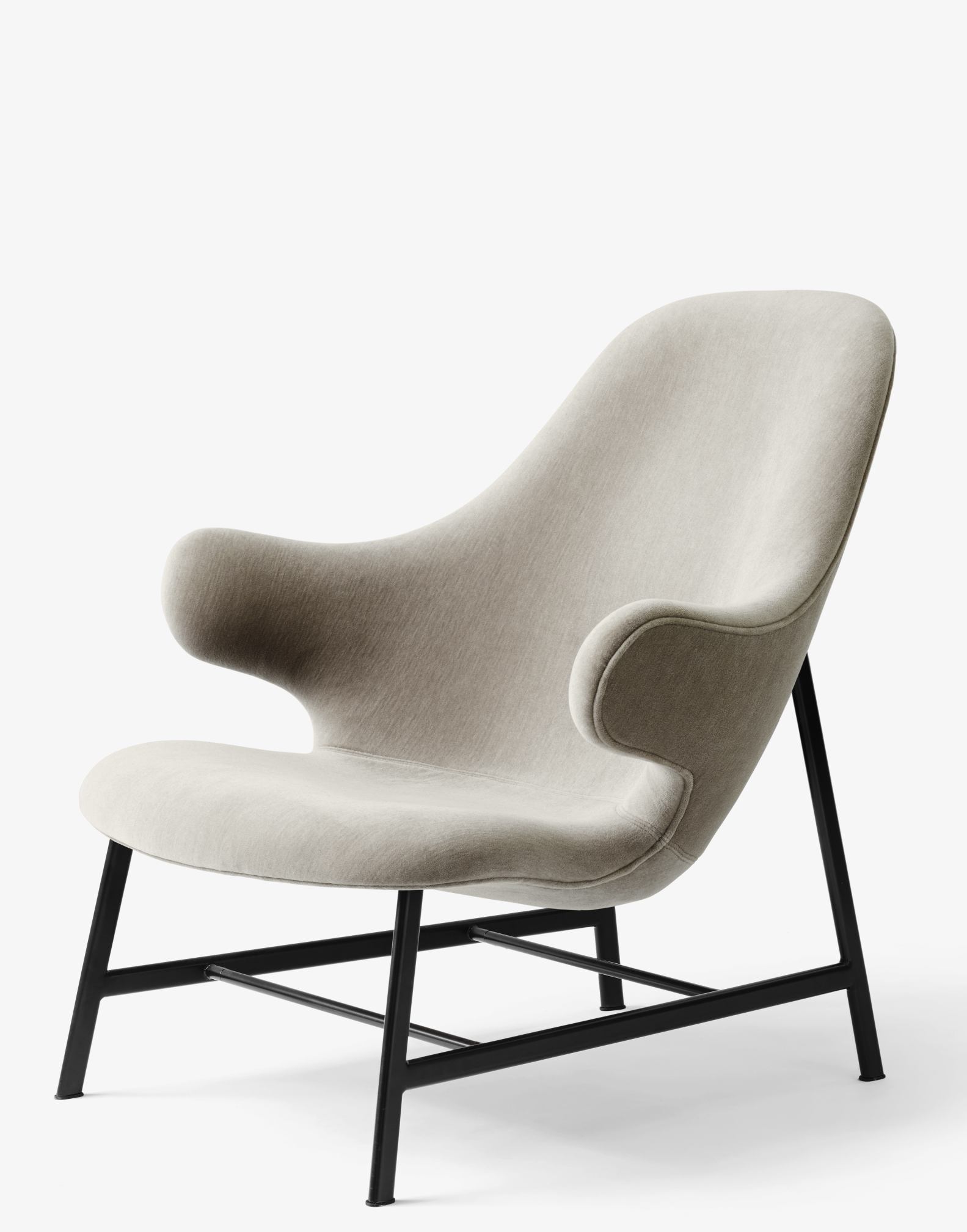 Catch Lounge Sessel von AndTradition, Stoffbezug in Beige mit schwarzem Metallgestell, moderner skandinavischer Sessel.