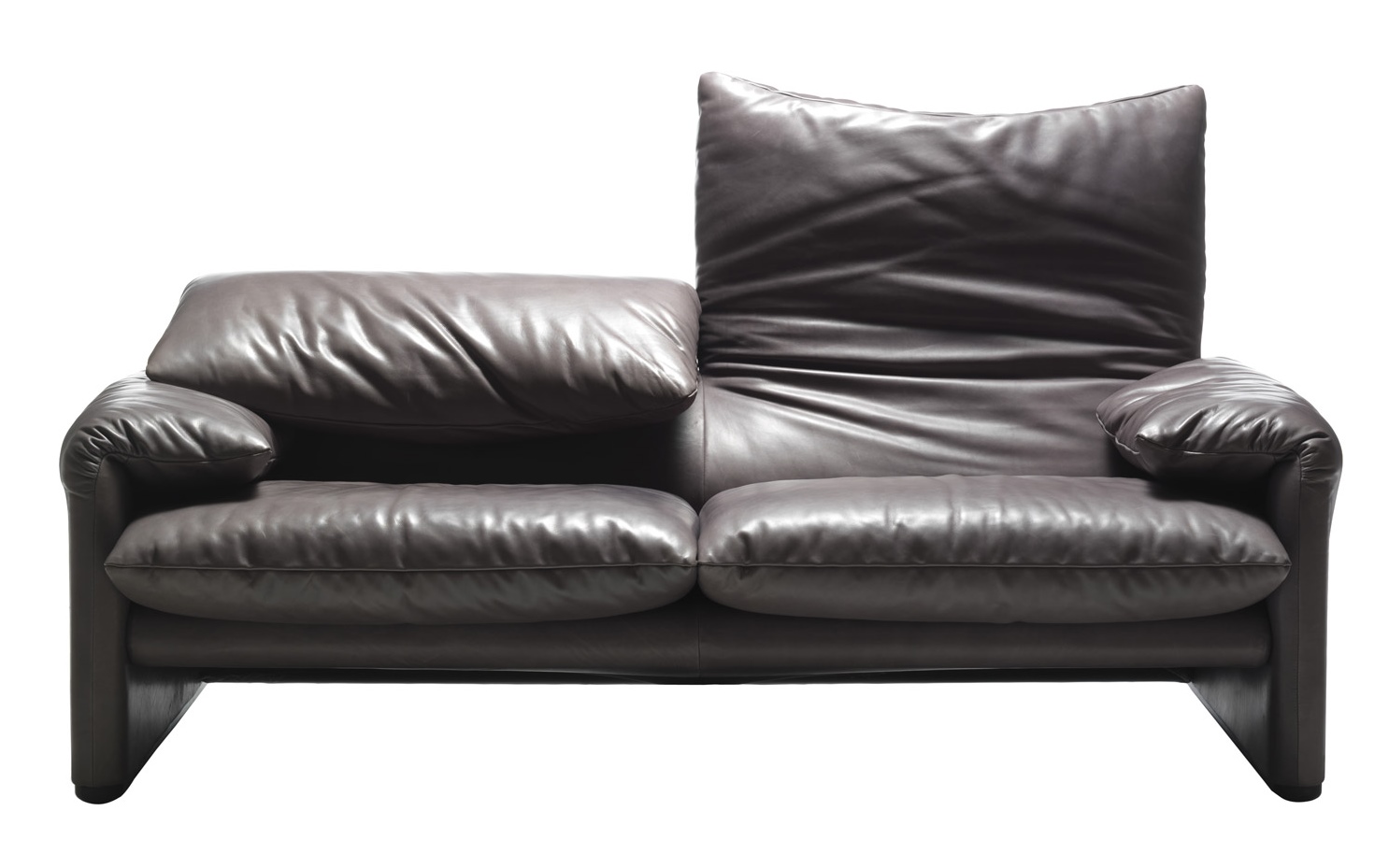 675 Maralunga Sofa Zweisitzer Cassina in braunem Leder, modernes Design Sofa für Wohnzimmer.