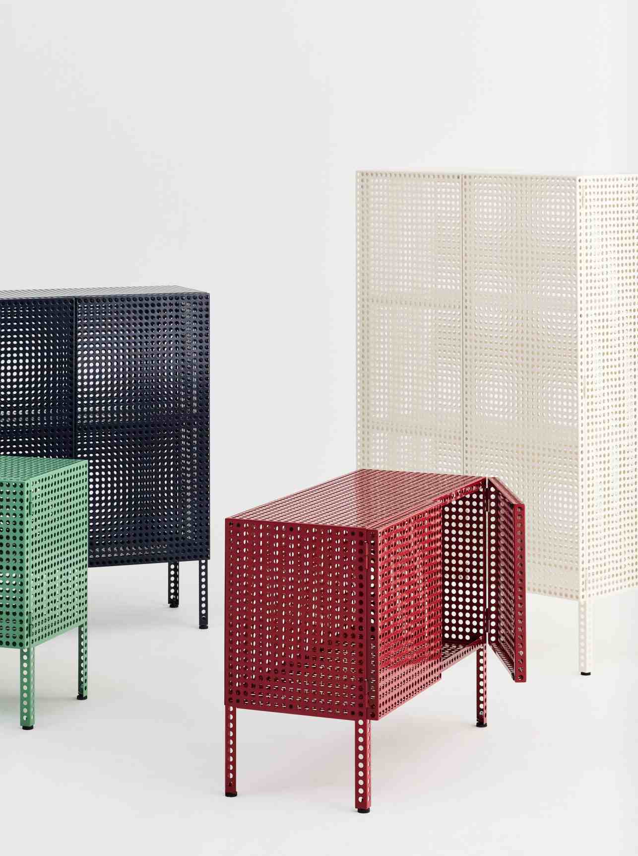 Hay Perforated Cabinet Floor Small Sideboard in Rot, Grün, Blau und Weiß auf weißem Hintergrund.