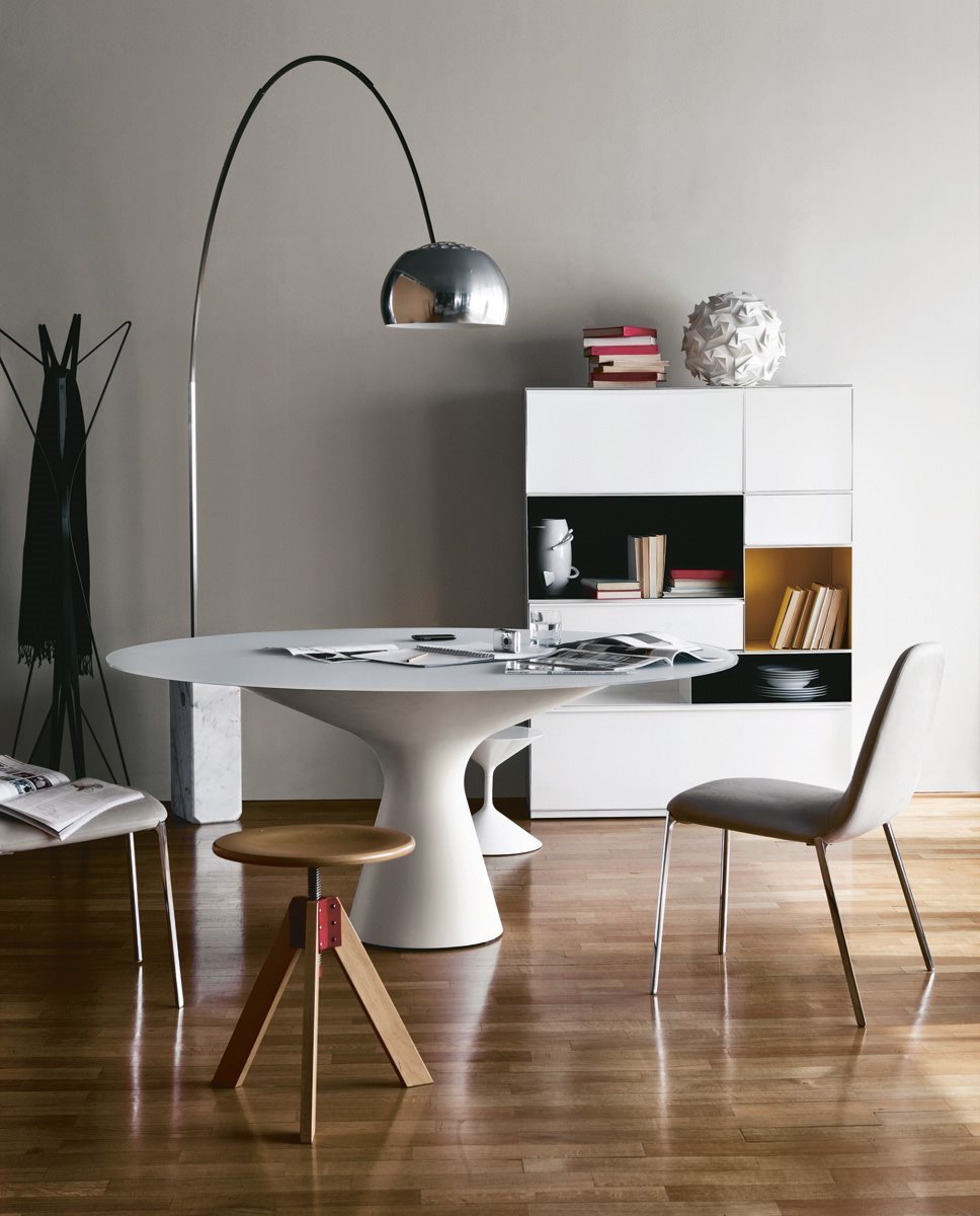 Giotto Hocker von Zanotta aus Holz und Metall im modernen Wohnzimmer. Design Hocker.