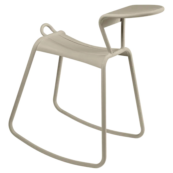 Adadesk Beistelltisch Wippe von Fermob in Beige, moderner Outdoor Tisch mit minimalistischem Design.