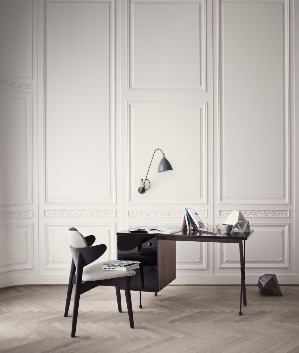 Bestlite BL6 Wandleuchte von Gubi über Schreibtisch montiert, stilvolles Interieur mit Designermöbeln.