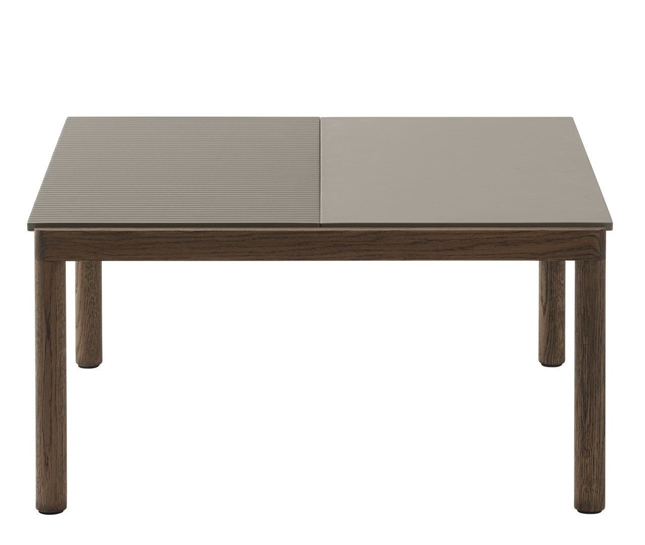 Muuto Couple Coffee Table Couchtisch mit braunem Holzgestell und zweigeteilter Tischplatte in Taupe.