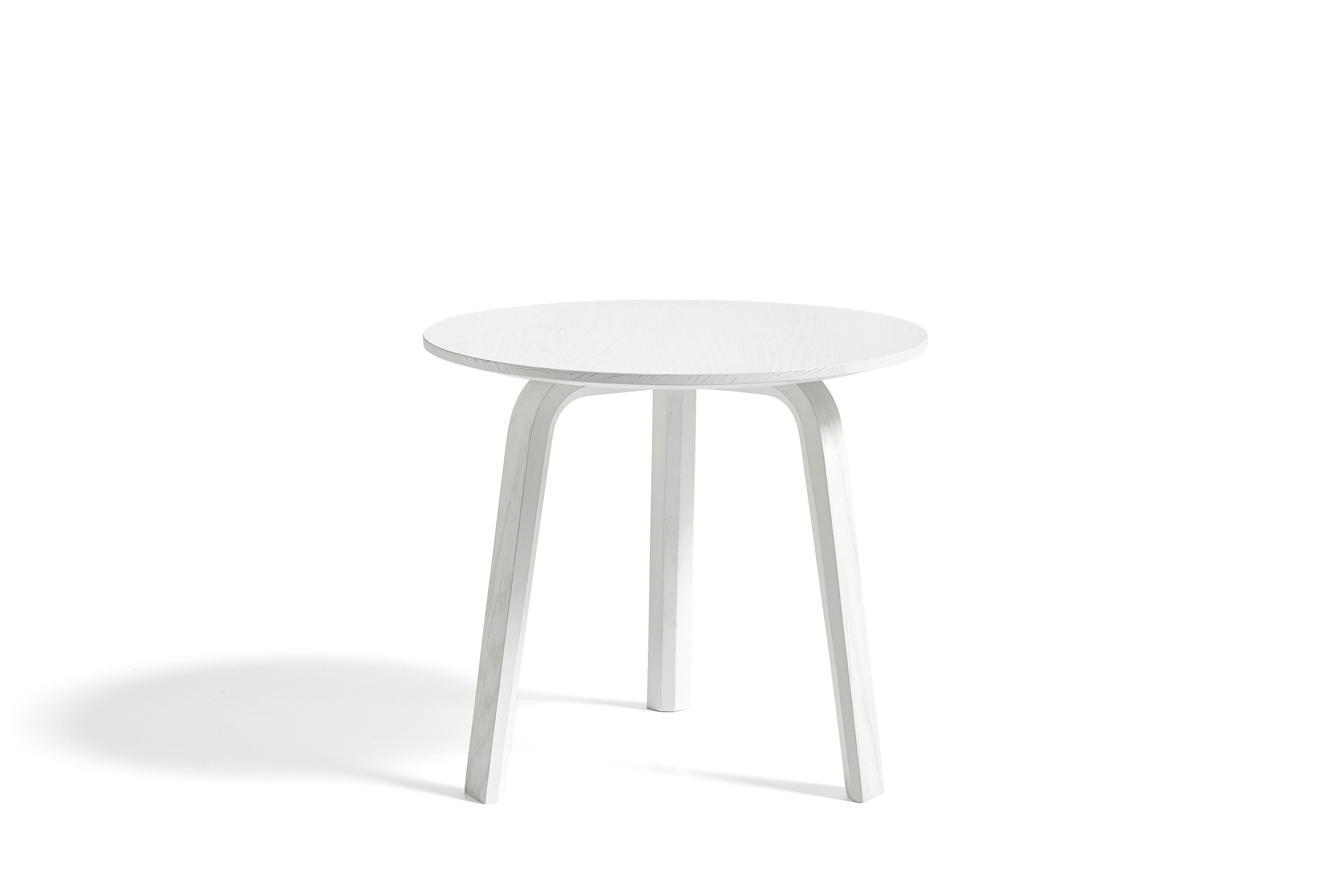 Weißer Bella Coffee Table Beistelltisch von Hay mit runder Tischplatte und drei Beinen.