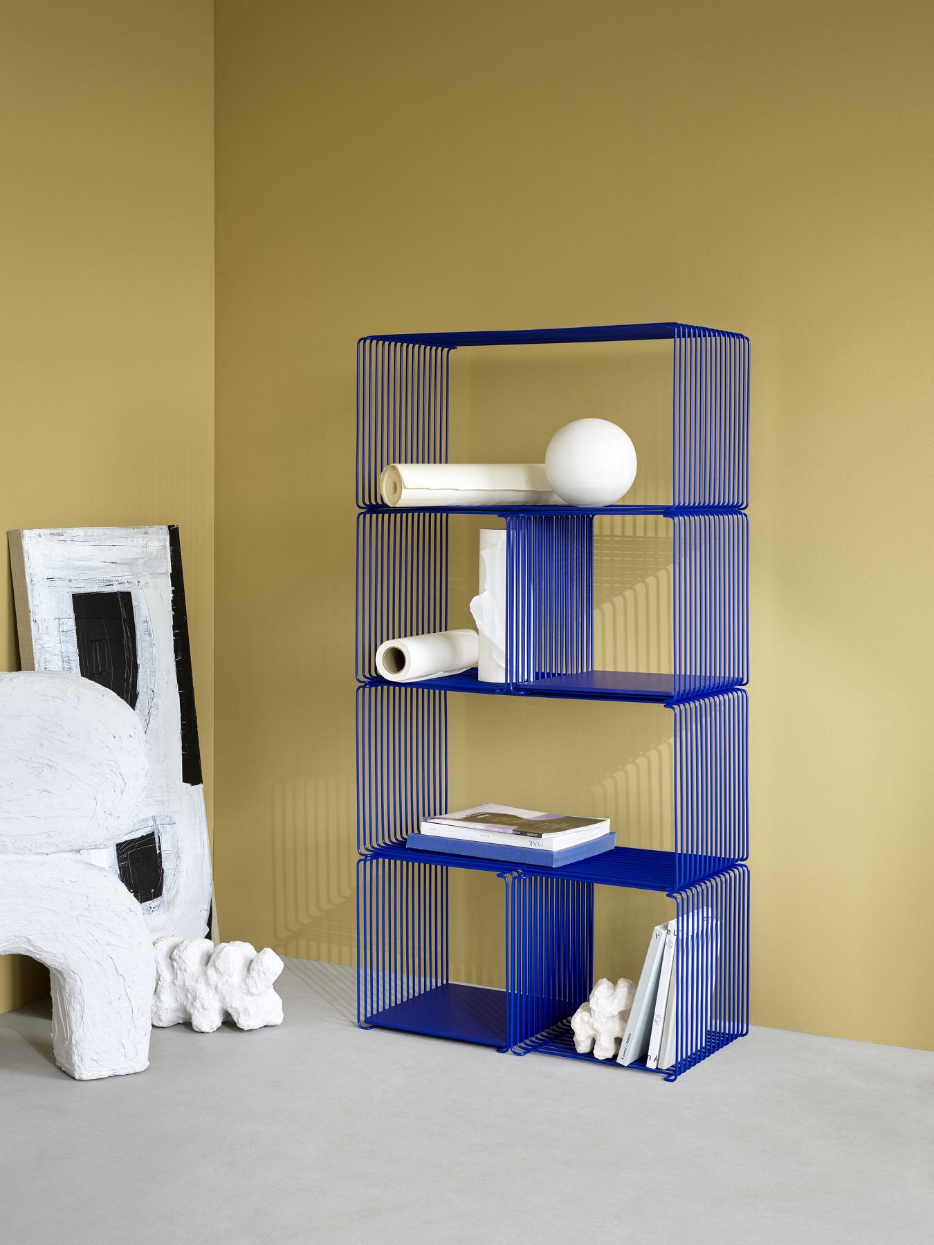 Blaues Panton Wire Regalsystem von Montana, ein modernes modulares Regal für Wohnzimmer und Büro.