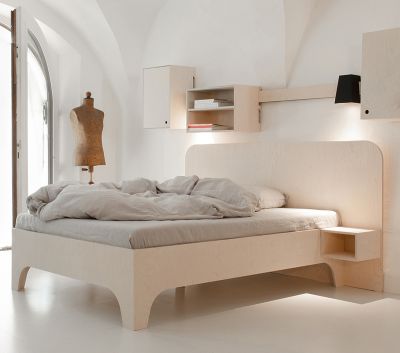 Modernes VALENTINA Bett 180x200 cm in hellem Holz mit Nachttisch und Wandregalen im Schlafzimmer.
