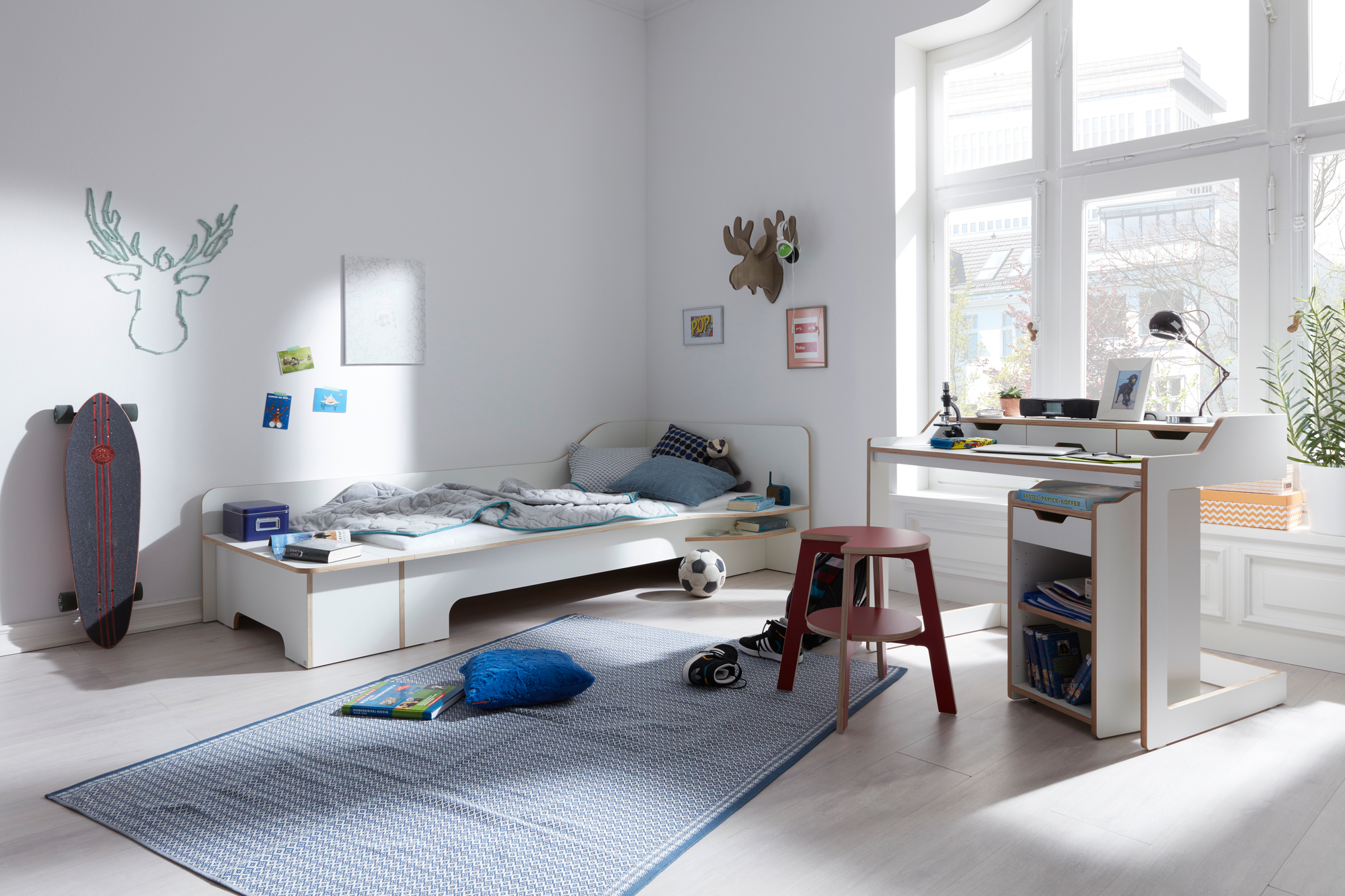 Modernes Kinderzimmer mit weißem Plane Sekretär von Müller Möbelwerkstätten und passendem Bett.