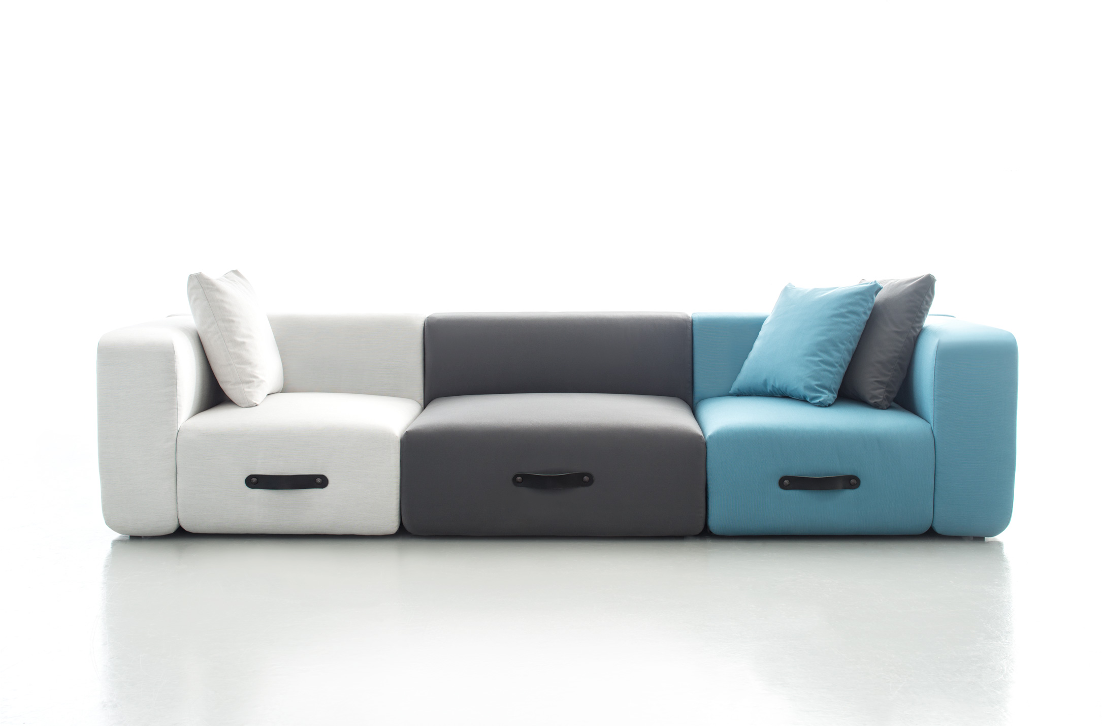 Miami Outdoor Sofa von Conmoto in Weiß, Grau und Blau mit Kissen.