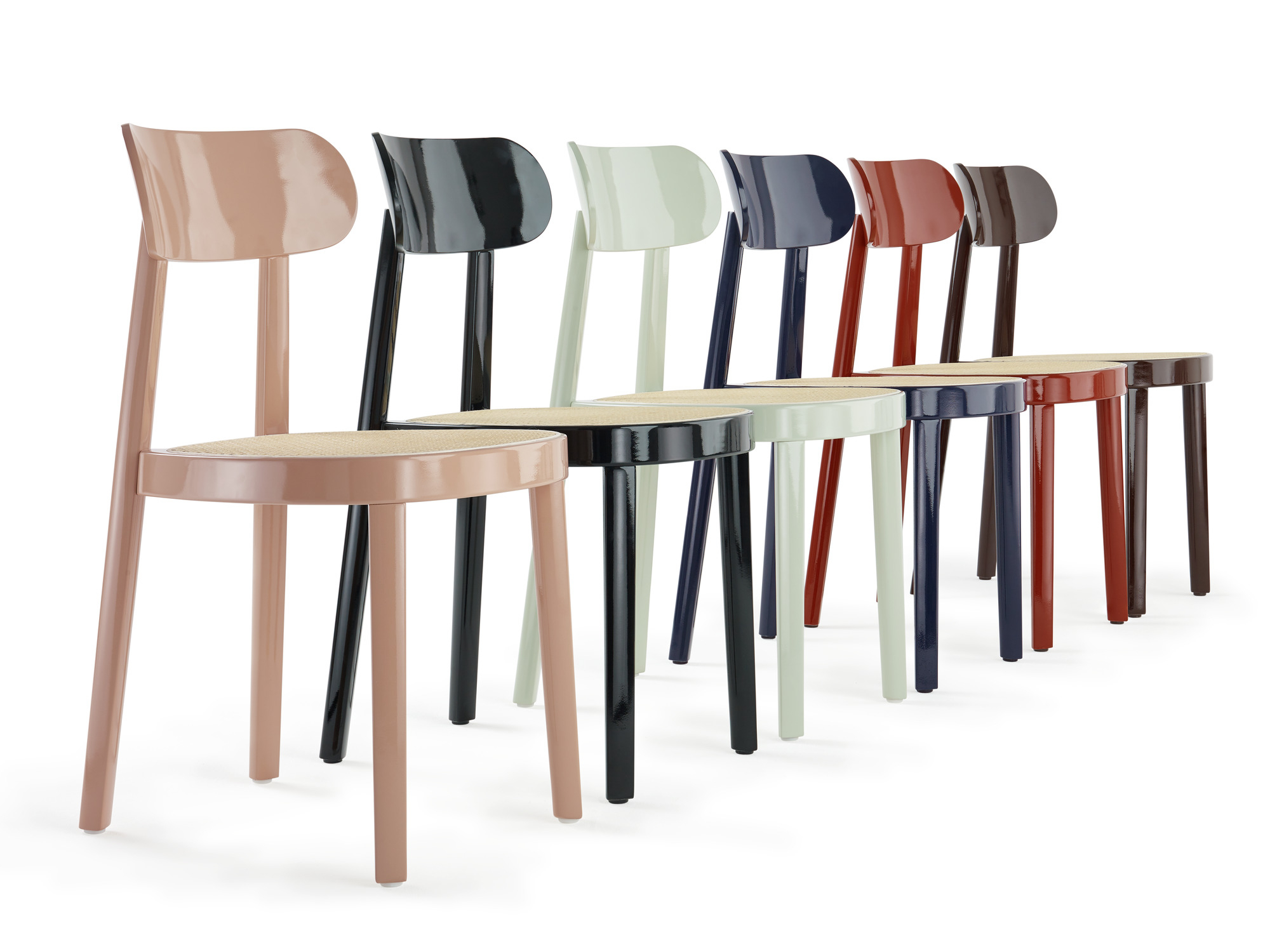 Reihe von Holzstühlen, Thonet 118 Design, hochglänzend in verschiedenen Farben mit Wiener Geflecht Sitzfläche.