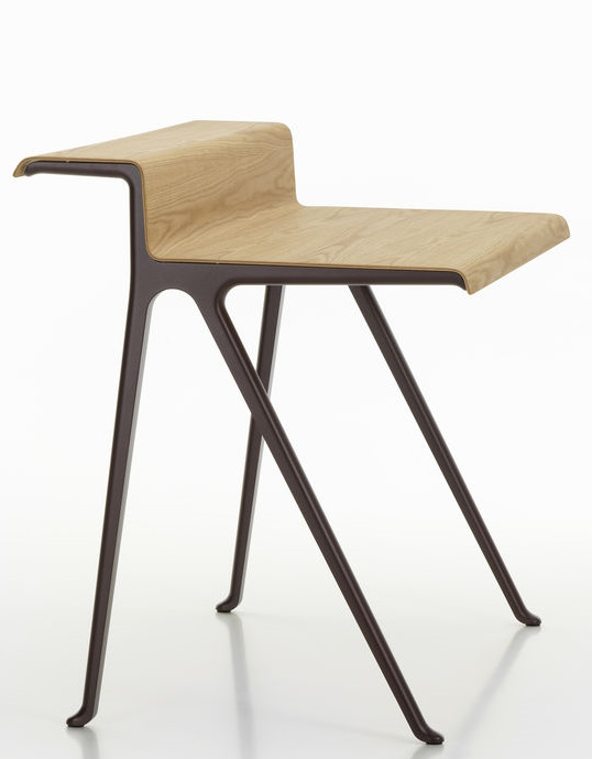 Vitra Courier Stehtisch aus hellem Holz mit braunem Metallgestell, ideal für Büro und Homeoffice.