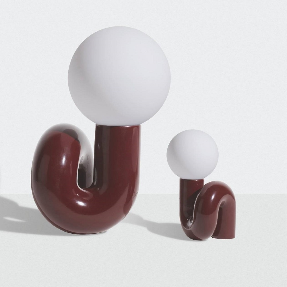 Neotenic Tischleuchte groß von Petite Friture, modernes Design mit bordeauxrotem Sockel und weißem Leuchtkörper.