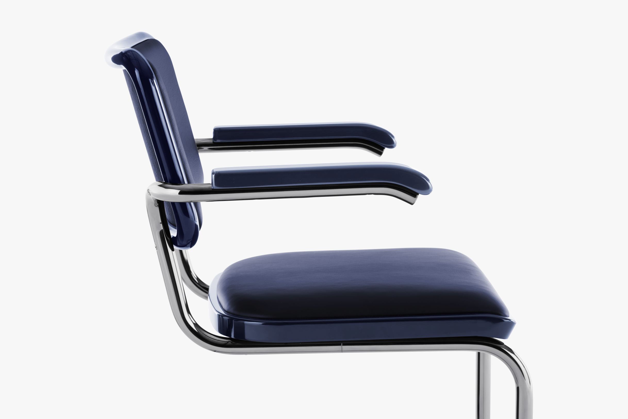 JS. Thonet Freischwinger S 64 P mit blauem Bezug und verchromtem Stahlrohrgestell, Seitenansicht.