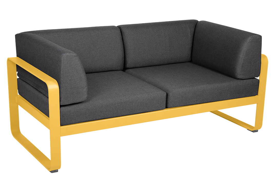 Bellevie 2-Sitzer Outdoor Sofa von Fermob mit gelbem Rahmen und grauen Polstern für Garten und Terrasse.