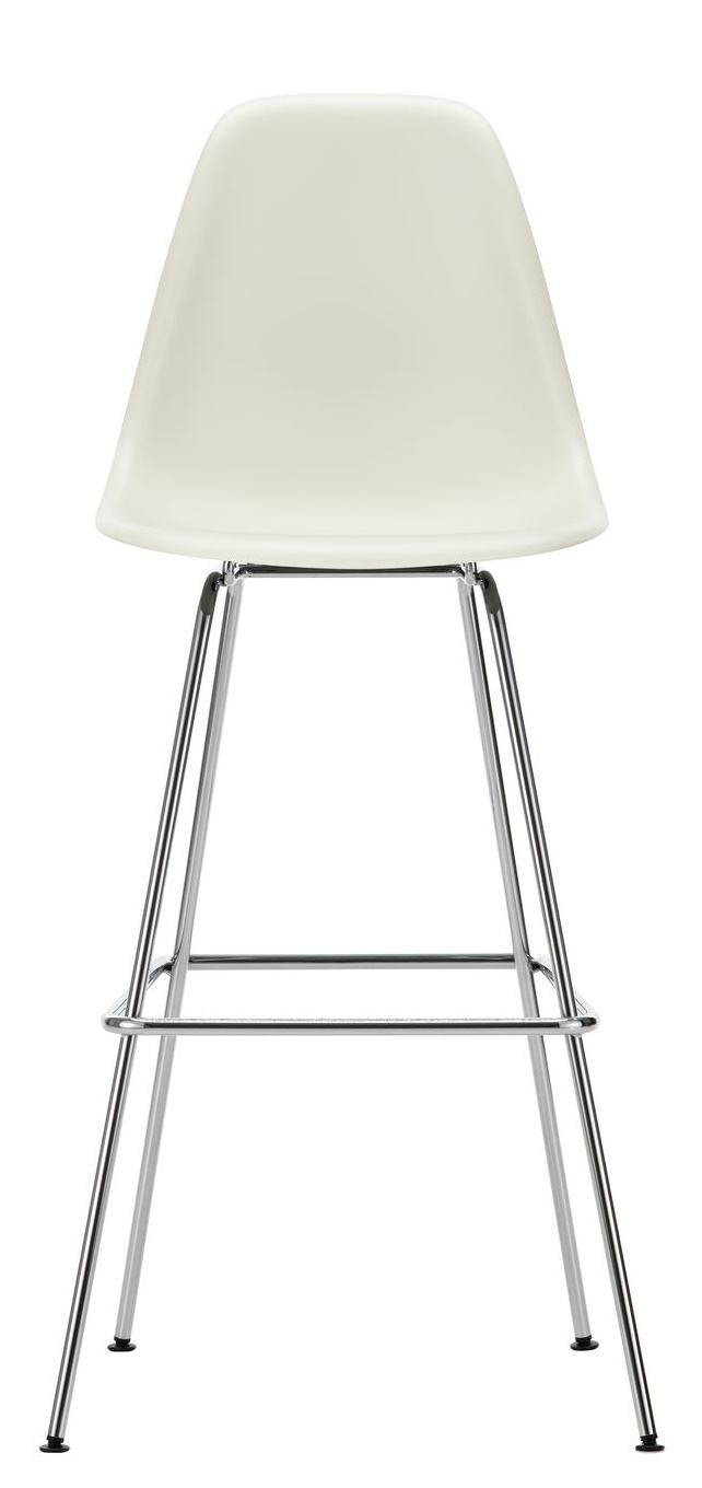 Vorderansicht des weißen Eames Plastic Bar Stool Barhocker High von Vitra mit verchromtem Gestell.
