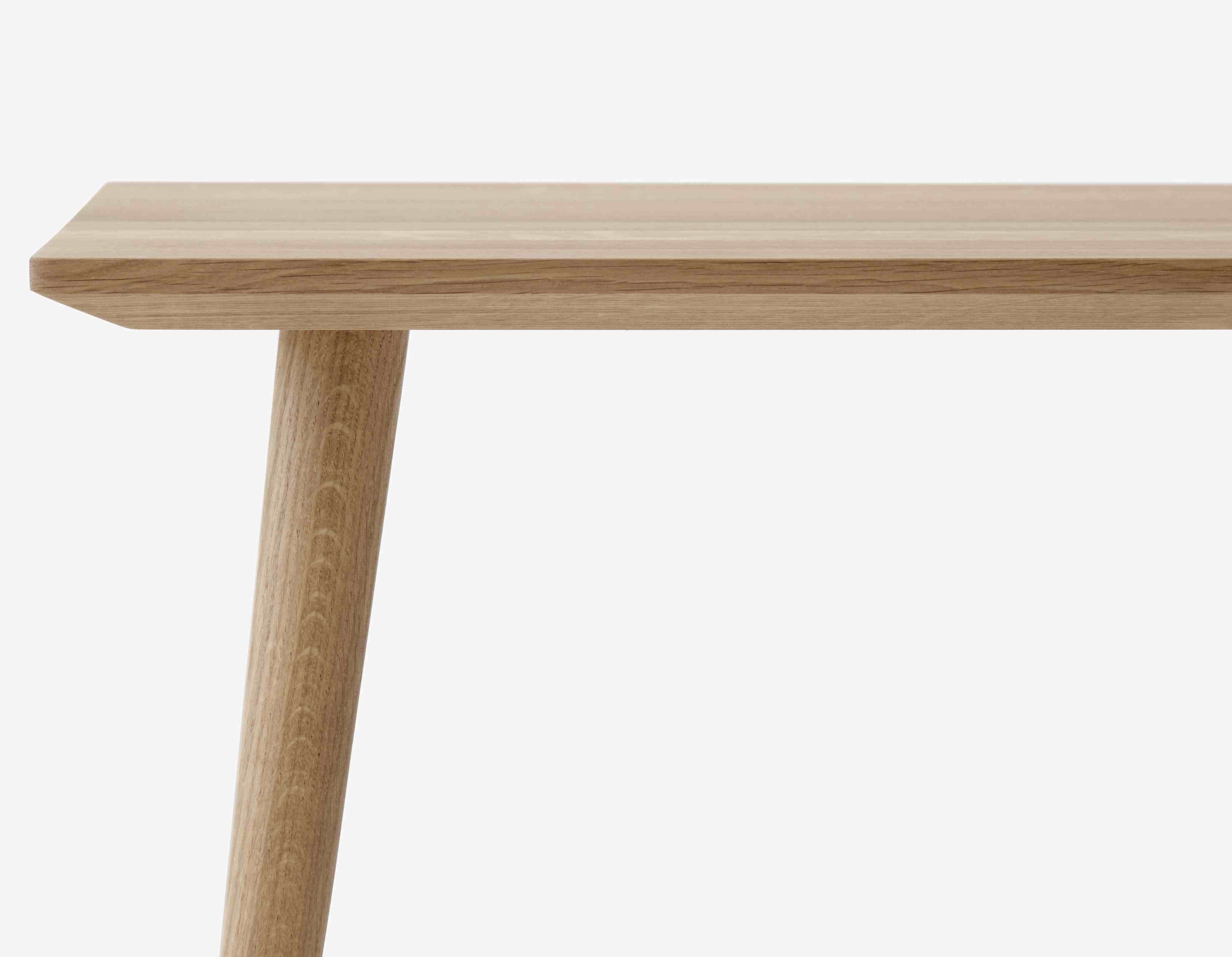 Detailaufnahme des AndTradition In Between Couchtisch SK23 aus hellem Eichenholz, modernes Design für Wohnzimmer.